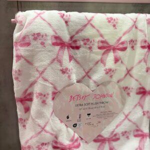 Betsey Johnson Pink Ribbons & Bows Plush Throw. 50” x 70” NWT